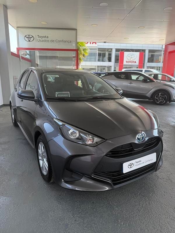 Cinza (pintura metalizada) Usado 2022 Toyota Yaris Comfort | € 19.750 (Super Preço) - Imagem 1/4