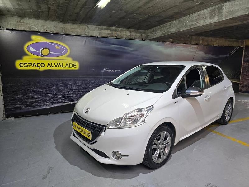 Branco Usado 2014 Peugeot 208 Active Citadino | € 7.500 (Bom preço) - Imagem 1/4