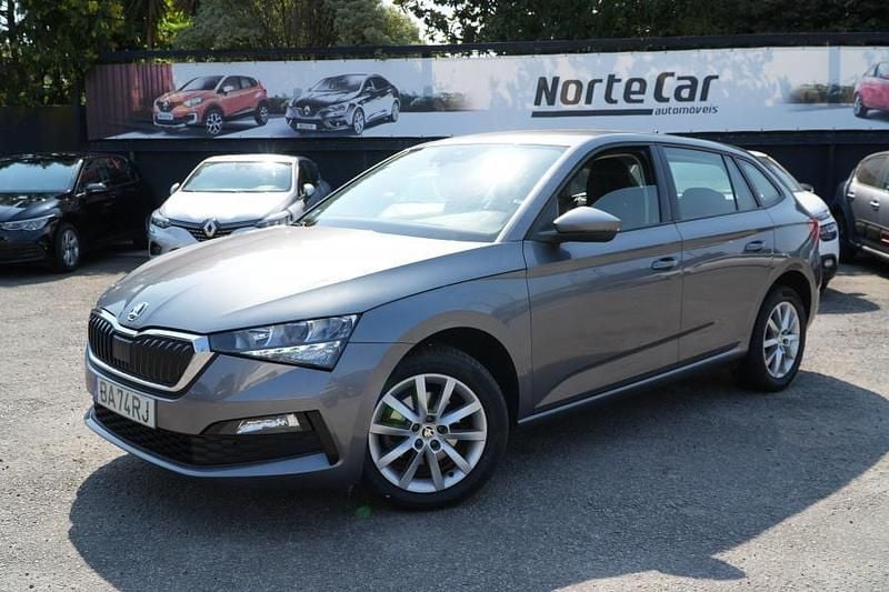Cinzento Usado 2023 Skoda Scala Citadino | € 14.050 (Preço justo) - Imagem 1/1