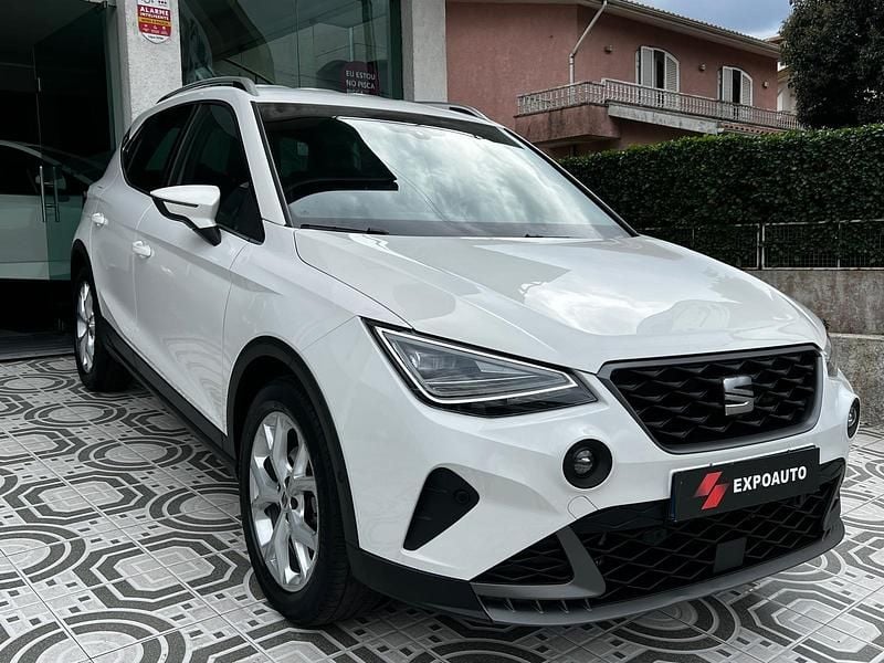 Usado Seat Arona FR 110 HP (80 kW) 2023 Branco cinzento SUV