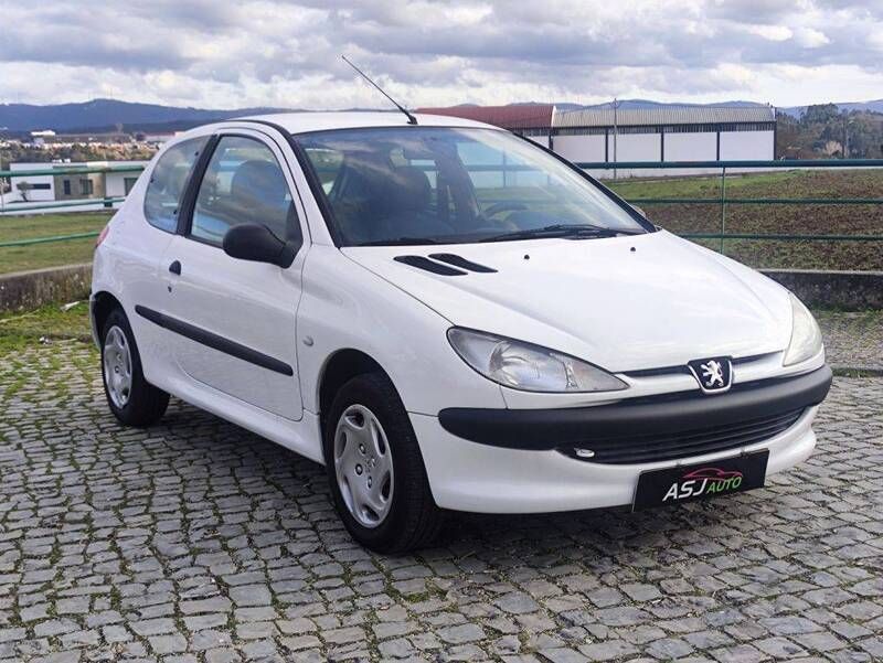 Branco Usado 2000 Peugeot 206 Citadino | € 1.950 (Preço justo) - Imagem 1/4