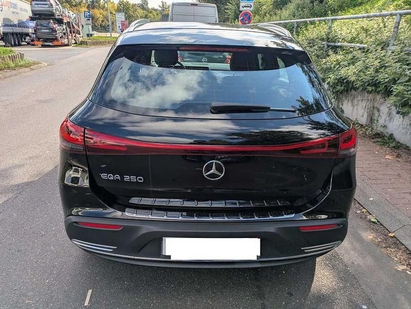 Usado Mercedes EQA250 139 kW (190 HP) 2022 Preto SUV