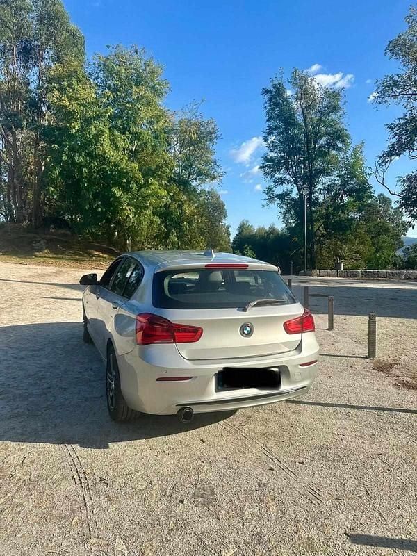 Cinzento Usado 2015 BMW 118 Citadino | € 13.850 - Imagem 1/4