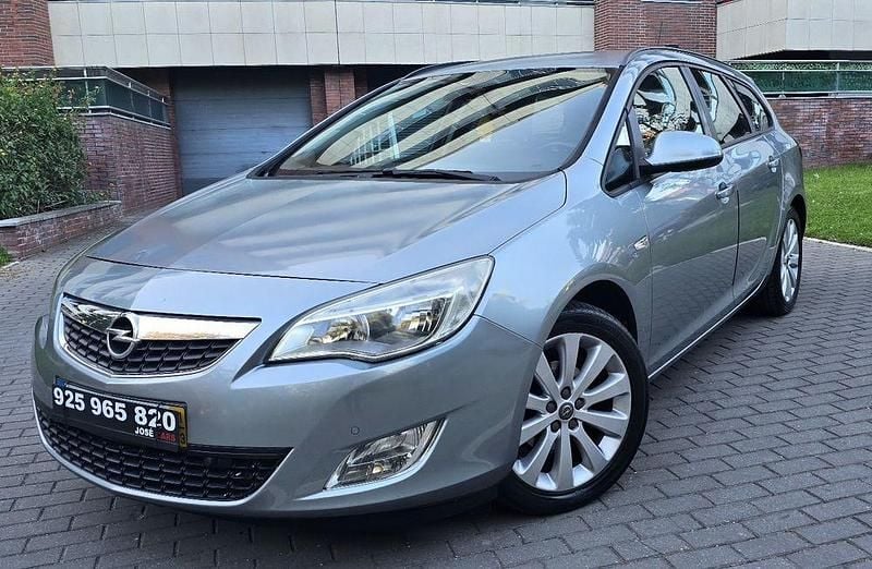 Cinzento Usado 2011 Opel Astra Cosmo Sedan | € 5.200 (Preço justo) - Imagem 1/4
