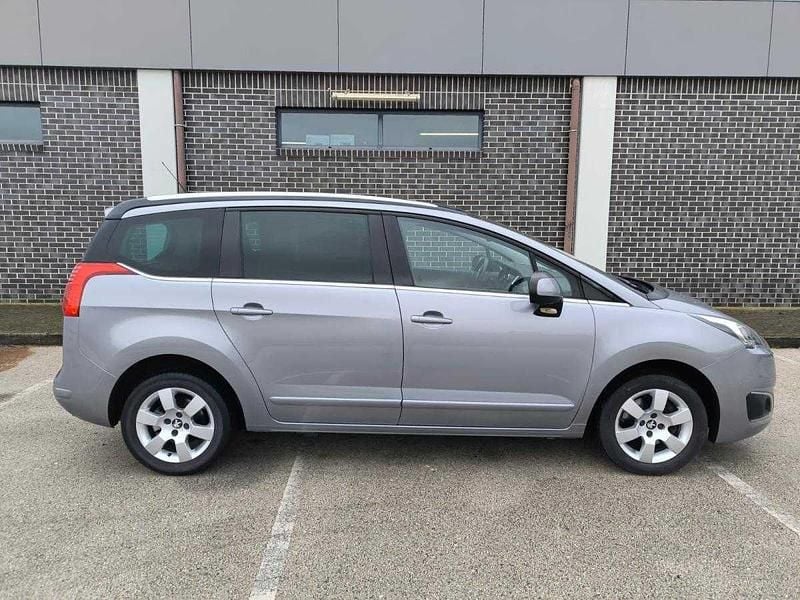 Usado Peugeot 5008 120 HP (88 kW) 2015 Cinzento Monovolume
