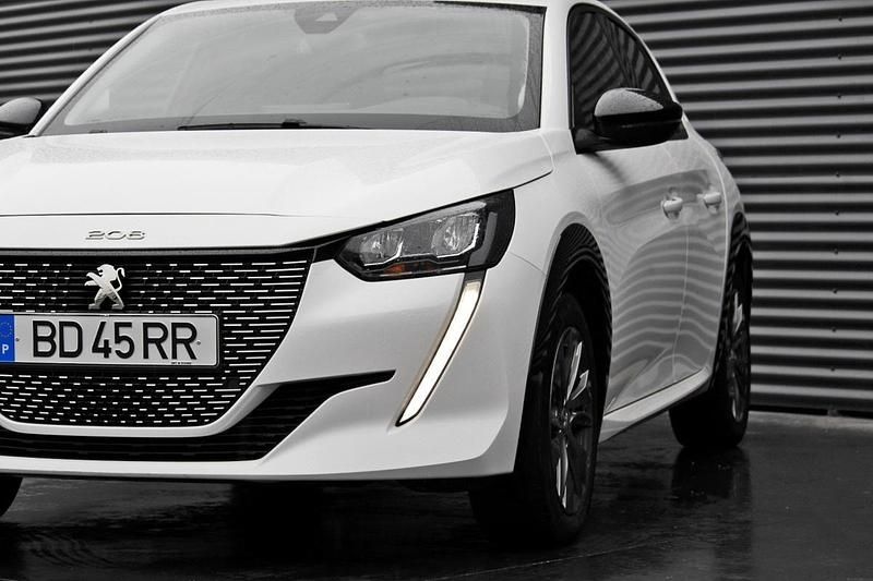 Usado Peugeot e-208 Allure 100 kW (136 HP) 2023 Branco Citadino