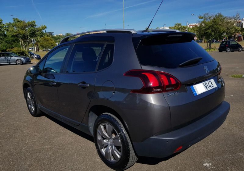 Usado Peugeot 2008 102 HP (75 kW) 2018 Cinzento SUV