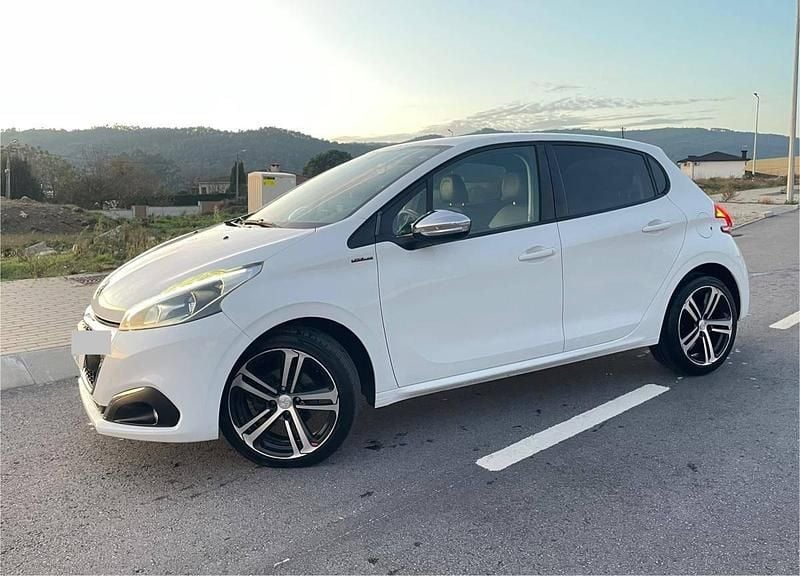 Branco Usado 2016 Peugeot 208 Citadino | € 11.950 (Preço justo) - Imagem 1/4