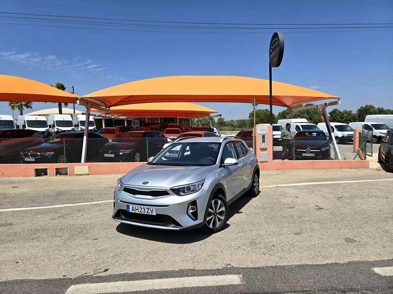 Cinzento prata metalizado Usado 2021 Kia Stonic LX SUV | € 15.950 (Preço justo) - Imagem 1/3