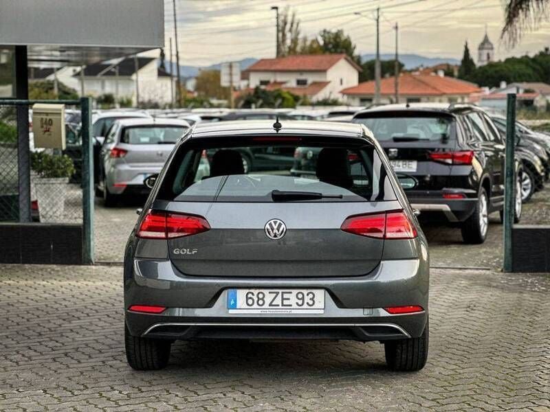 Usado VW Golf VII 115 HP (84 kW) 2019 Cinzento Citadino