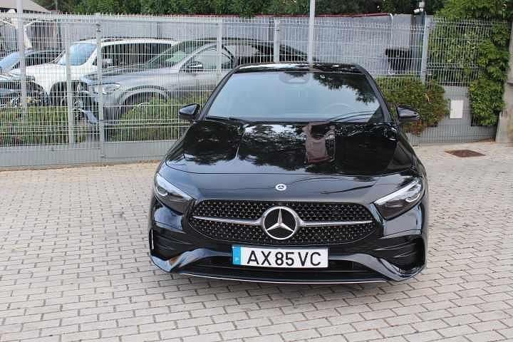 Preto Usado 2023 Mercedes A220 Citadino | € 31.400 - Imagem 1/4