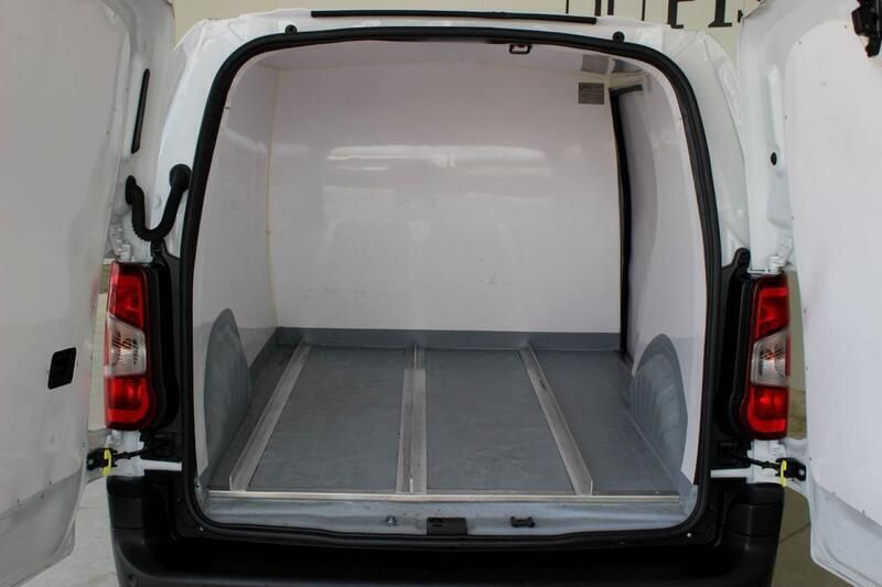 Branco Usado 2023 Peugeot Partner Monovolume | € 18.500 (Preço justo) - Imagem 1/4