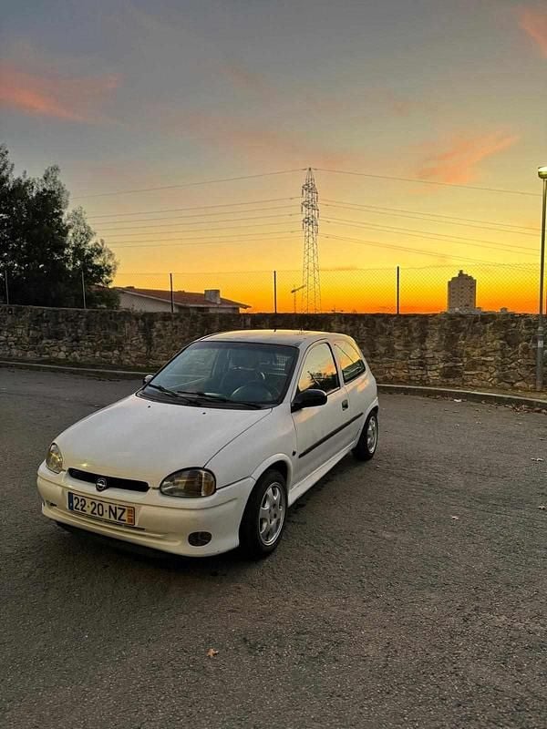 Branco Usado 1999 Opel Corsa Citadino | € 1.350 - Imagem 1/4