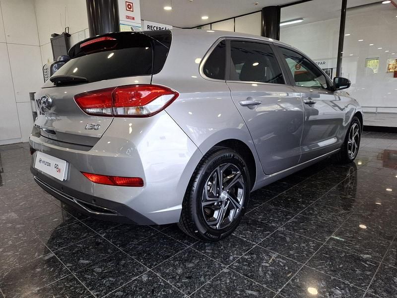 Usado Hyundai i30 Style 120 HP (88 kW) 2023 Shimmering silver (metalizado)