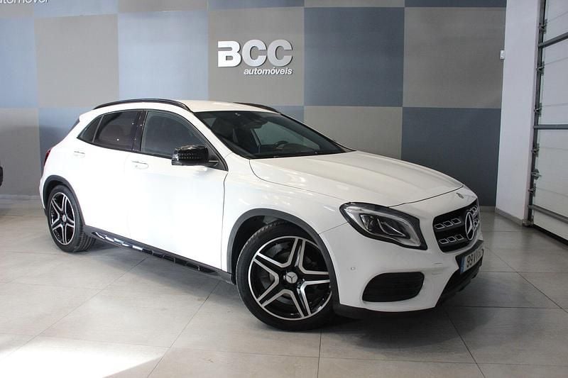 Branco Usado 2019 Mercedes GLA200 AMG line SUV | € 29.490 - Imagem 1/4