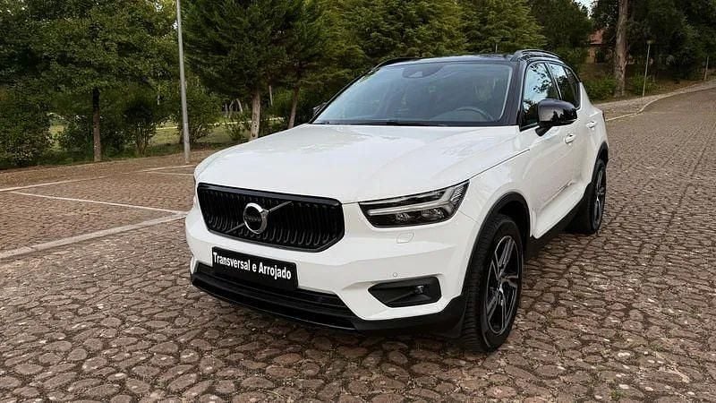 Branco Usado 2021 Volvo XC40 Momentum SUV | € 24.900 (Preço elevado) - Imagem 1/4