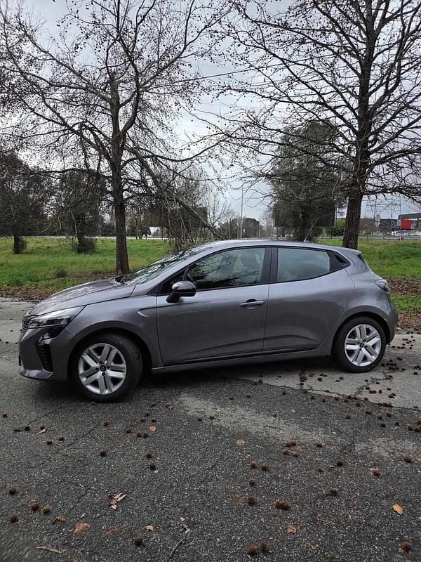 Usado Renault Clio V 90 HP (66 kW) 2025 Cinzento