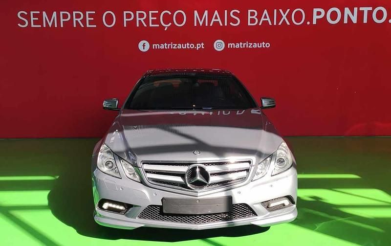 Cinzento Usado 2010 Mercedes E250 Coupé | € 24.999 - Imagem 1/2