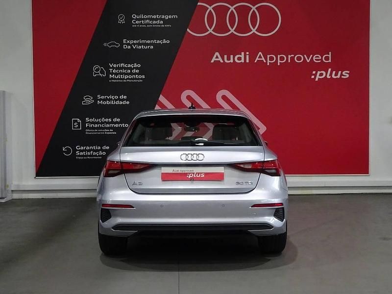 Usado Audi A3 Advanced 116 HP (85 kW) 2021 Cinzento claro metalizado Sedan