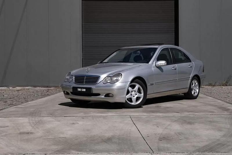 Usado Mercedes C220 Elegance 125 HP (91 kW) 2002 Cinzento Sedan