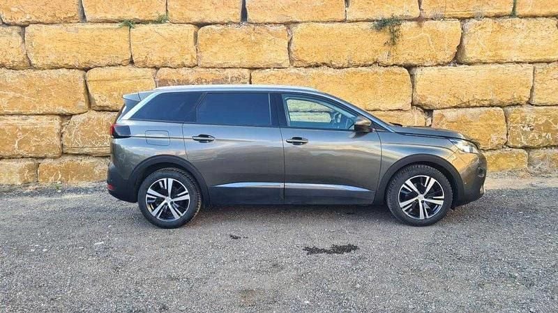 Usado Peugeot 5008 Allure 130 HP (95 kW) 2018 Verde Monovolume