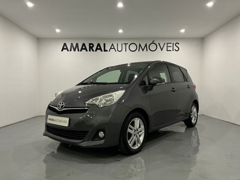 Cinza Usado 2011 Toyota Verso-S Monovolume | € 9.800 - Imagem 1/4