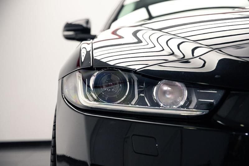 Usado Jaguar XE 180 HP (132 kW) 2015 Preto Sedan