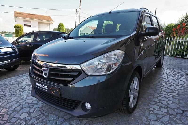 Cinzento Usado 2013 Dacia Lodgy Monovolume | € 8.250 (Caro) - Imagem 1/4