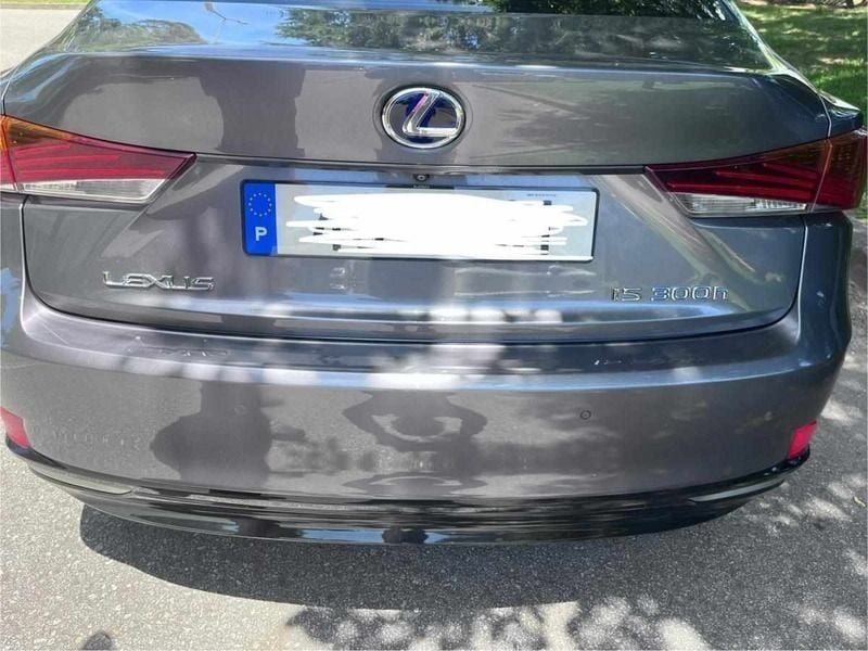 Usado Lexus IS300h 243 HP (178 kW) 2017 Cinzento Sedan
