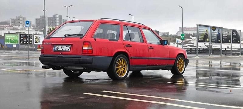 Usado Mercedes E300 109 HP (80 kW) 1995 Vermelho Carrinha