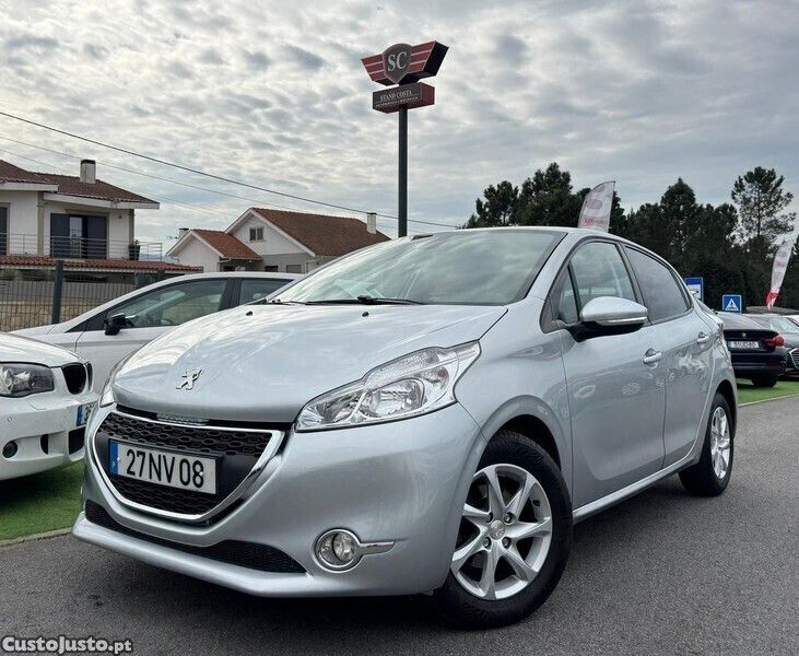 Cinza Usado 2013 Peugeot 208 Active Citadino | € 7.900 (Preço justo) - Imagem 1/1