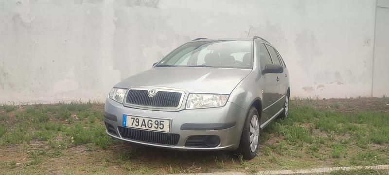 Usado Skoda Fabia 65 HP (47 kW) 2005 Cinza prata Citadino