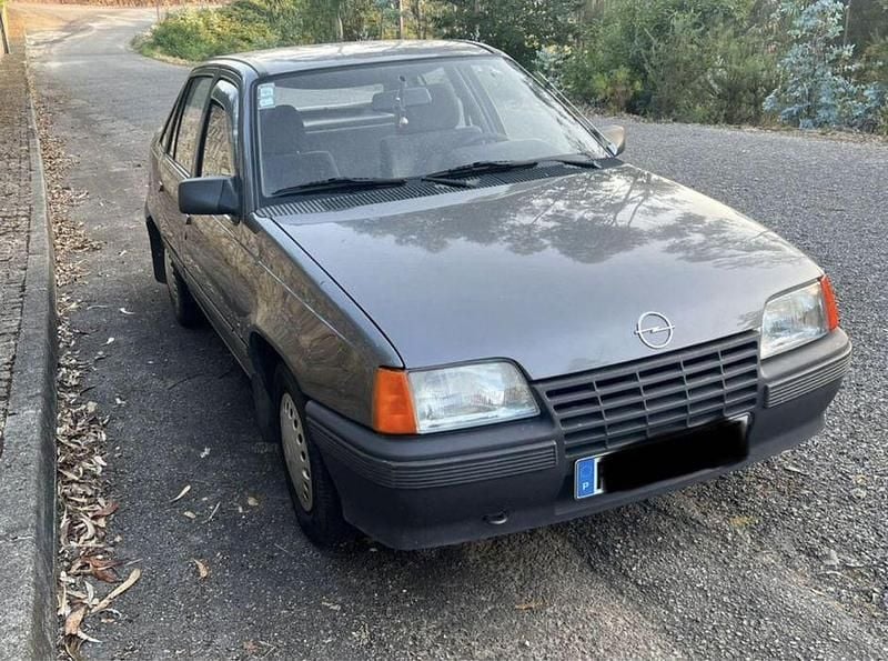 Usado 1988 Opel Kadett S Sedan | € 1.250 - Imagem 1/4