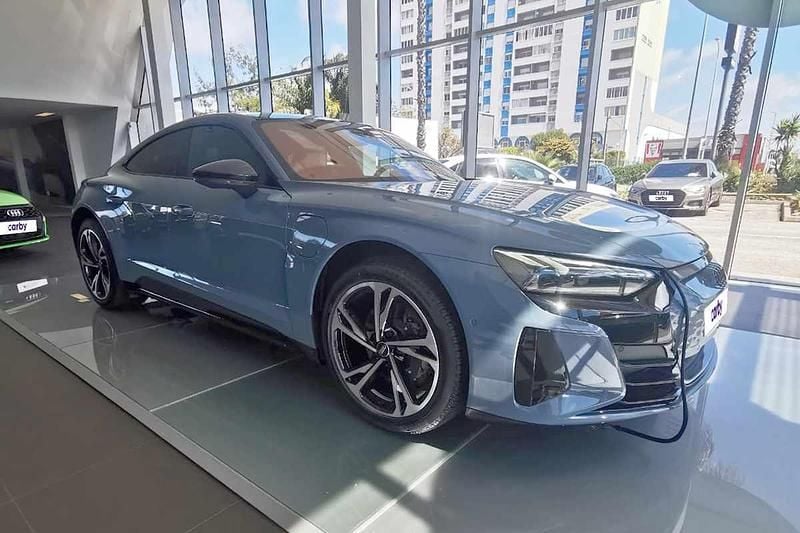 Cinzento Usado 2024 Audi e-tron GT quattro Sedan | € 95.000 - Imagem 1/4