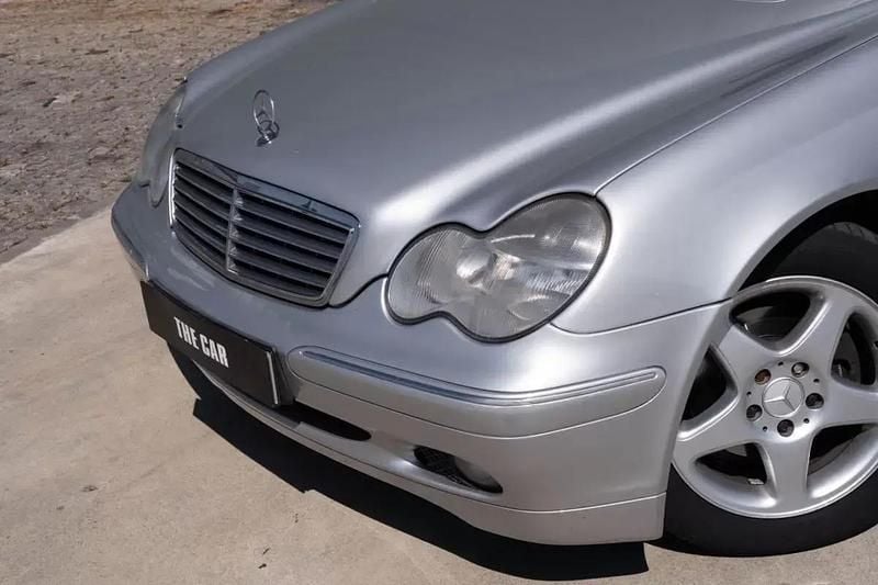 Usado Mercedes C220 Elegance 125 HP (91 kW) 2002 Cinzento Sedan