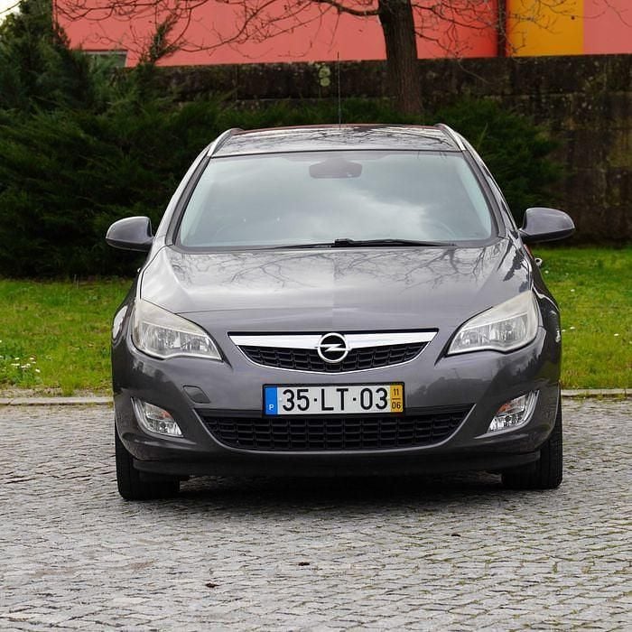 Usado Opel Astra Cosmo 125 HP (91 kW) 2011 Sedan