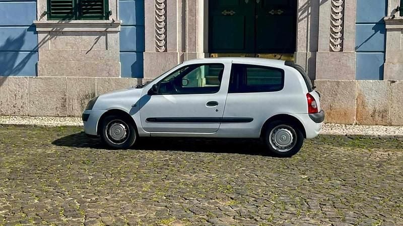 Usado Renault Clio II 64 HP (47 kW) 2005 Branco Citadino