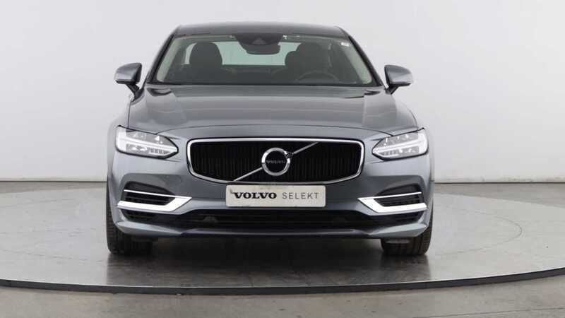 Usado Volvo S90 Momentum 303 HP (222 kW) 2020 Cinzento ósmio Sedan