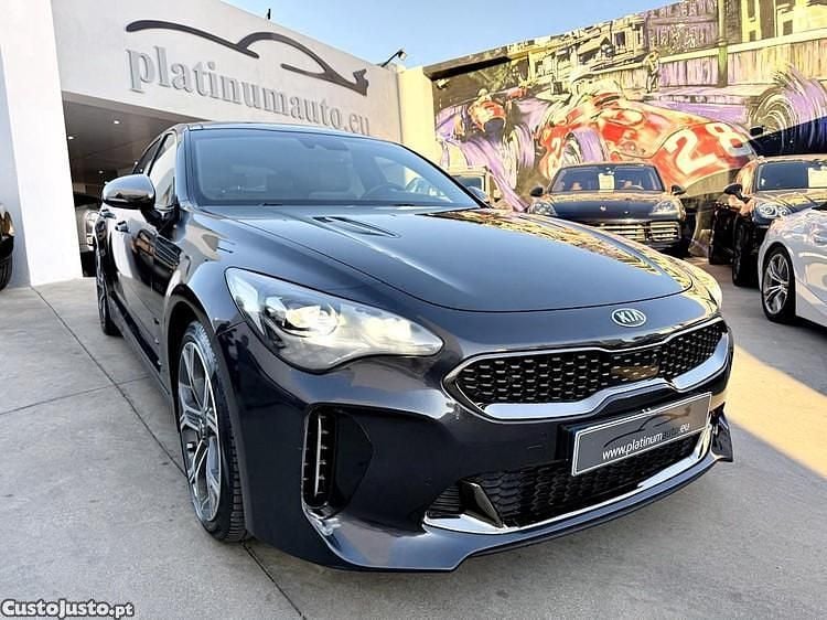 Cinza Usado 2018 Kia Stinger Citadino | € 39.950 - Imagem 1/1