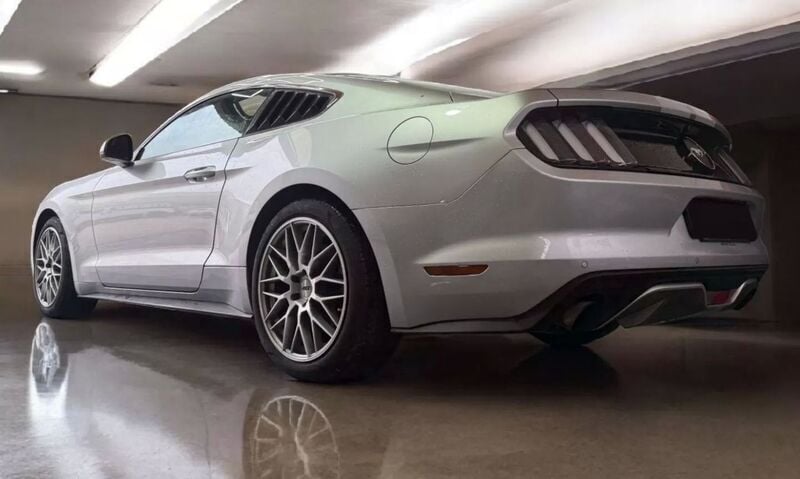 Usado Ford Mustang 314 HP (230 kW) 2017 Cinza prata Coupé