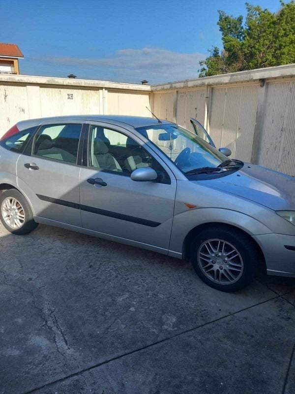 Cinzento Usado 2003 Ford Focus Citadino | € 2.200 (Preço justo) - Imagem 1/4