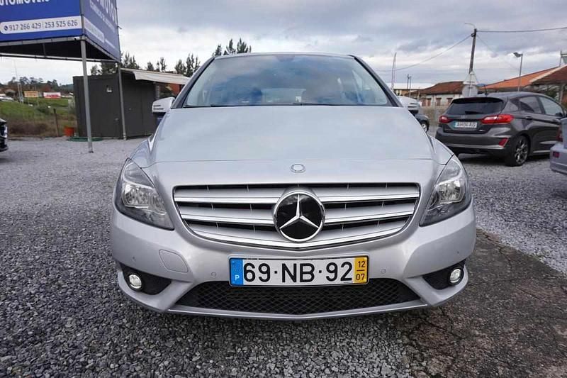 Usado Mercedes B180 109 HP (80 kW) 2012 Cinzento Monovolume