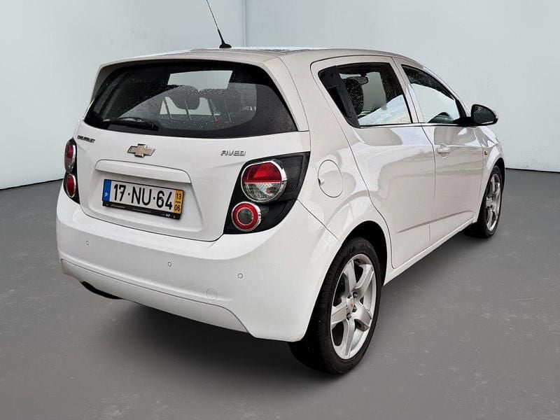Usado Chevrolet Aveo LTZ 95 HP (69 kW) 2013 Branco Sedan
