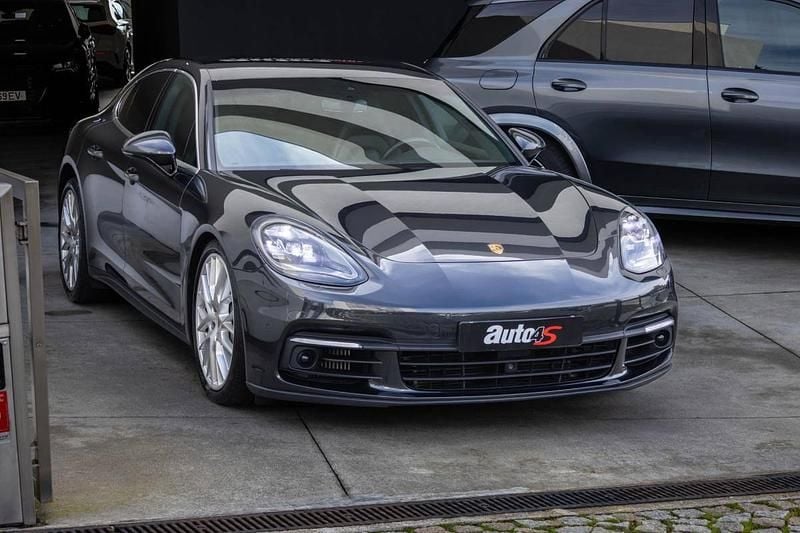Usado Porsche Panamera 422 HP (310 kW) 2018 Cinzento