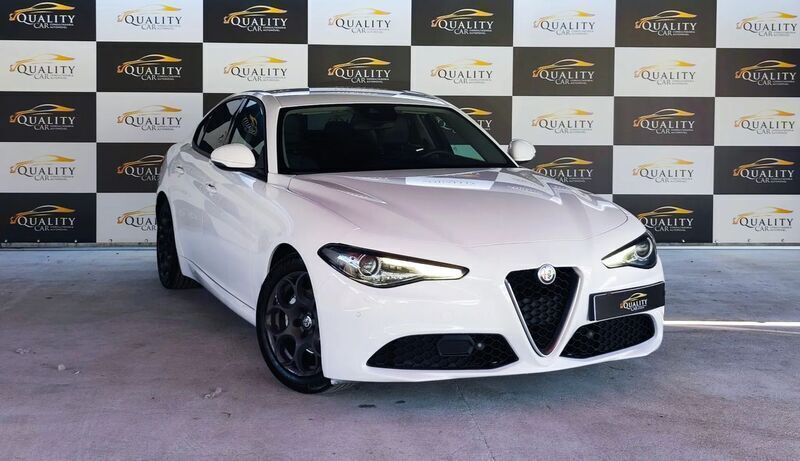 Branco Usado 2018 Alfa Romeo Giulia Super Sedan | € 19.990 - Imagem 1/4