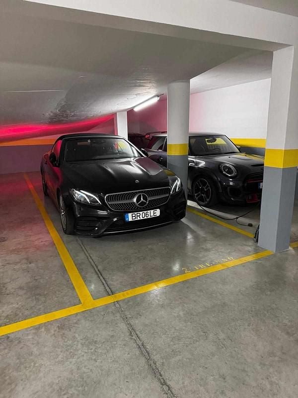 Preto Usado 2020 Mercedes E220 Cabrios | € 41.200 (Super Preço) - Imagem 1/3