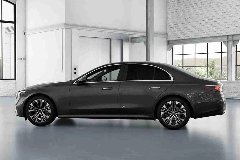Cinzento Novo 2025 Mercedes E220 Sedan | € 74.934 - Imagem 1/4