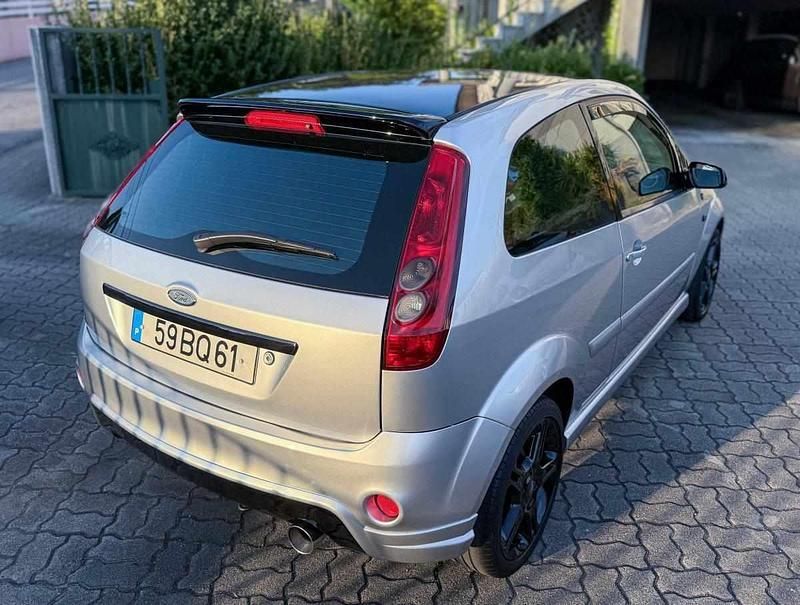Usado Ford Fiesta 68 HP (50 kW) 2006 Cinzento Citadino