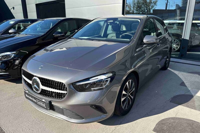 Cinzento Usado 2023 Mercedes B180 Monovolume | € 38.900 - Imagem 1/4