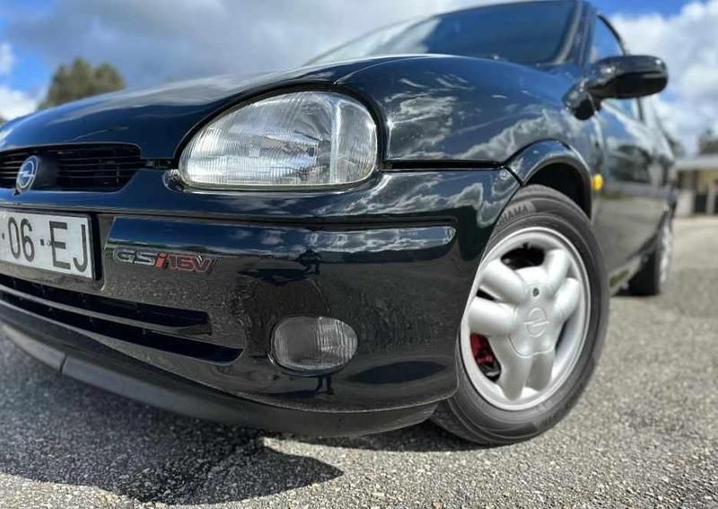 Usado Opel Corsa 109 HP (80 kW) 1994 Preto Citadino